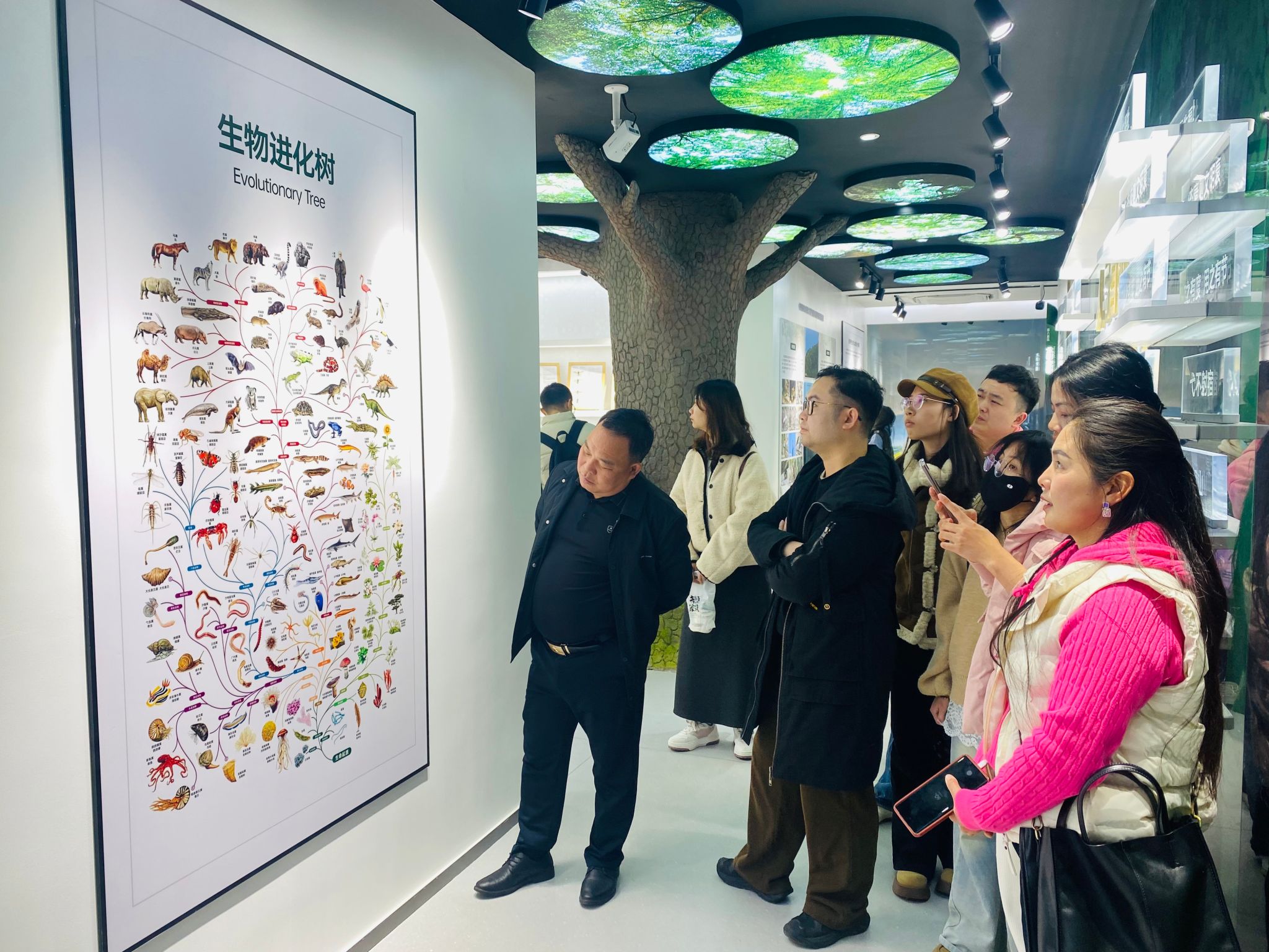 公司组织2024级、2025级成教本科生开展校园实践活动